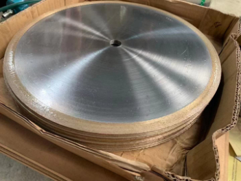 Elección de la hoja de sierra de diamante de 350 mm adecuada para piedra de cristal y losas prefabricadas: soldadura por alta frecuencia frente a soldadura por láser